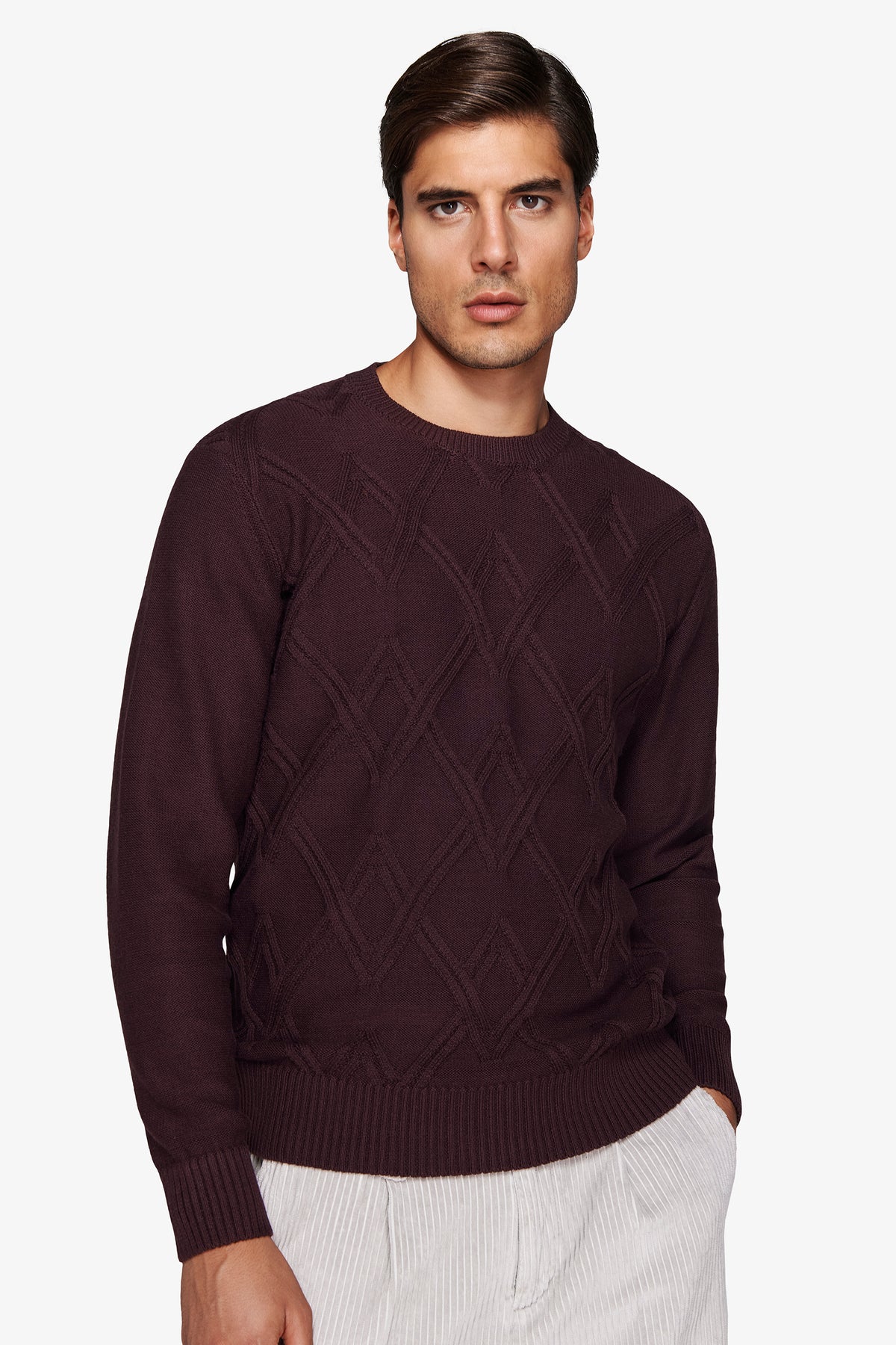 Pull bordeaux col rond, point torsadé placé