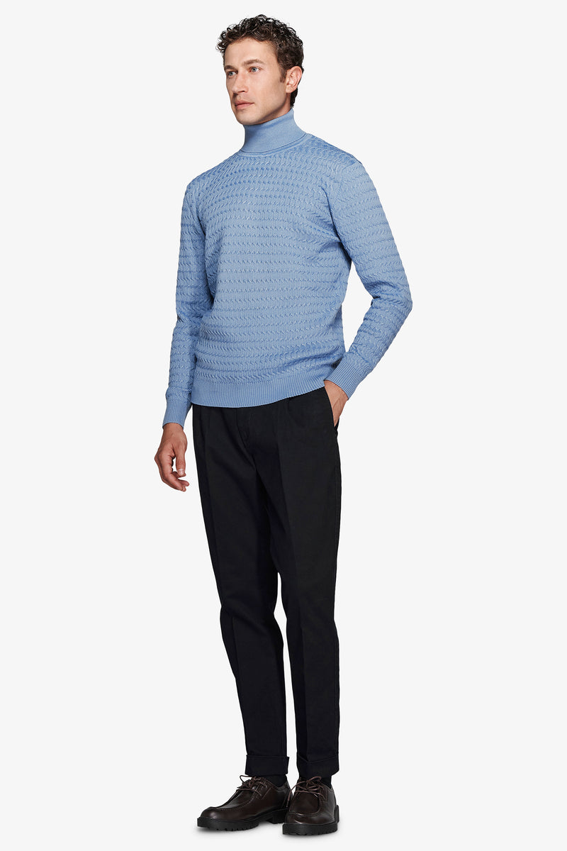 Maglia dolcevita a treccina celeste