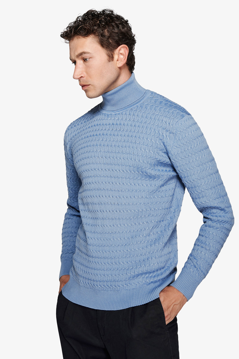 Maglia dolcevita a treccina celeste