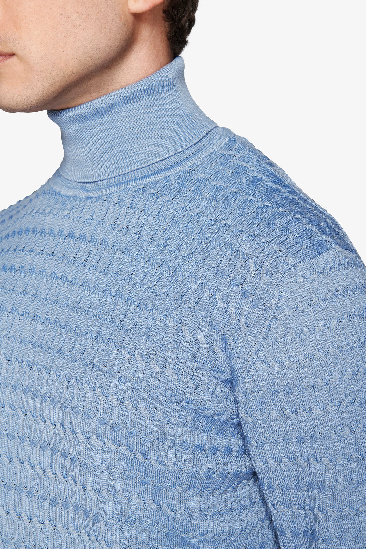 Maglia dolcevita a treccina celeste