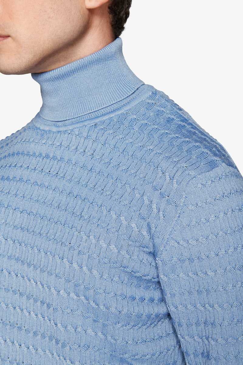 Maglia dolcevita a treccina celeste