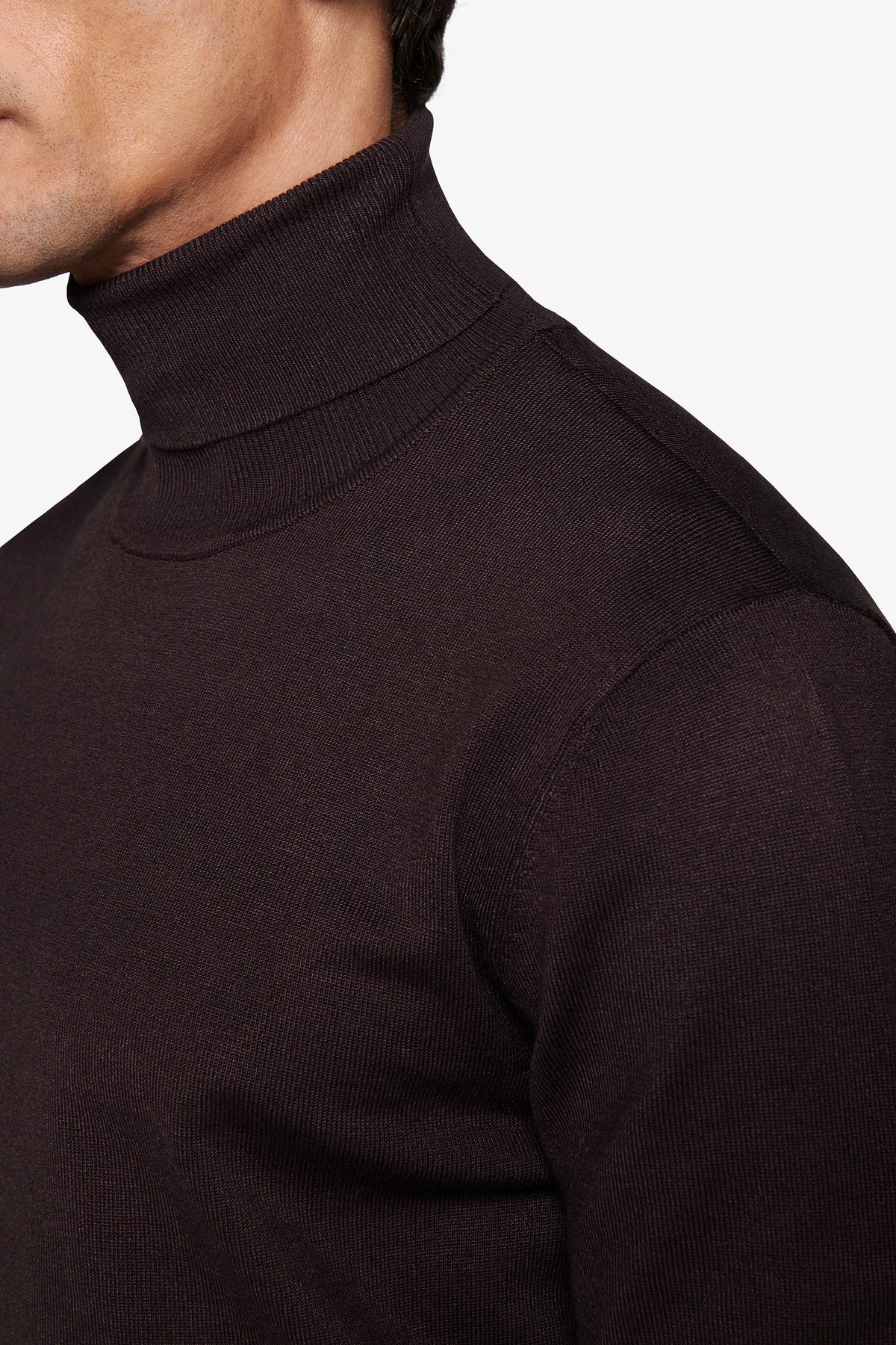 Maglia dolcevita basic marrone