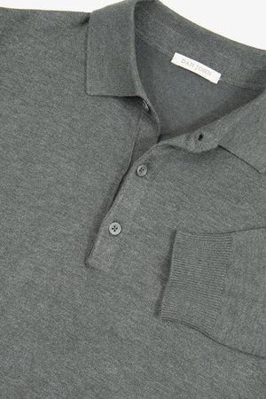 Polo de punto con botones color marrón