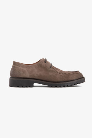 Zapato estilo ingeniero en ante gris topo