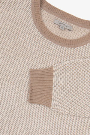 Pull ras du cou bicolore beige au point de riz.