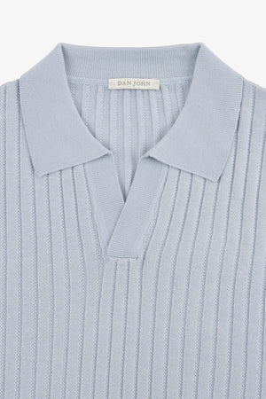 Polo de punto jersey de canalé plano con cuello abierto celeste
